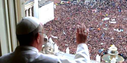 Premier-angelus du Pape Francois avec la place Sainnt Pierre noire (ou rouge?) de monde