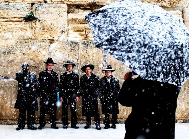 Orthodoxes juifs au mur des lamentations sous la neige